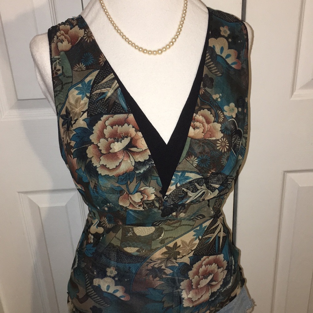 Low-cut Sleeveless Top